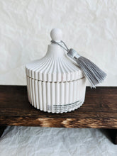 Load image into Gallery viewer, Aromātiskā sojas vaska sveces ar koka dakti baltā ģipša traukā ar koka dakti ziemassvētku aromāts, sveces īpašiem dzīves mirkļiem, aromātiskās sveces, dabīgās sveces, dabīgās vaska sveces, Sveces ražotas latvijā, sveces roku darbs, aromatizētas sveces, sveces dāvanai, sveces dzimšanas dienai, sveces ziemassvētkiem, Aromātiksā sojas vaska svece Sasildies Ilze Ērgle-Vanaga, I.ĒV
