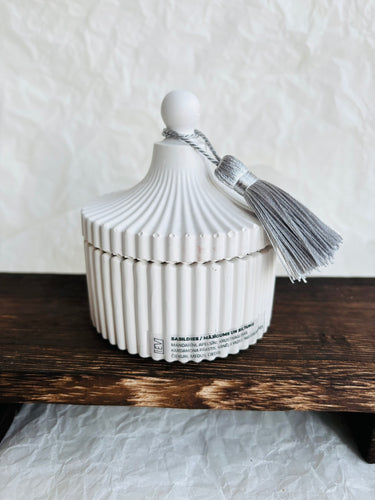 Aromātiskā sojas vaska sveces ar koka dakti baltā ģipša traukā ar koka dakti ziemassvētku aromāts, sveces īpašiem dzīves mirkļiem, aromātiskās sveces, dabīgās sveces, dabīgās vaska sveces, Sveces ražotas latvijā, sveces roku darbs, aromatizētas sveces, sveces dāvanai, sveces dzimšanas dienai, sveces ziemassvētkiem, Aromātiksā sojas vaska svece Sasildies Ilze Ērgle-Vanaga, I.ĒV