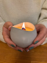 Load image into Gallery viewer, samržīgā sojas vaska sveces ar koka dakti baltā ģipša traukā, sveces īpašiem dzīves mirkļiem, aromātiskās sveces, dabīgās sveces, dabīgās vaska sveces, Sveces ražotas latvijā, sveces roku darbs, aromatizētas sveces, sveces dāvanai, sveces dzimšanas dienai, sveces ziemassvētkiem, Aromātiksā sojas vaska svece Mīlestības ābols Ilze Ērgle-Vanaga
