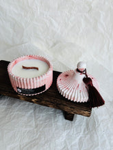 Load image into Gallery viewer, Aromātiskā sojas vaska sveces ar koka dakti ģipša traukā ar koka dakti, ziemassvētku aromāts, sveces īpašiem dzīves mirkļiem, aromātiskās sveces, dabīgās sveces, dabīgās vaska sveces, Sveces ražotas latvijā, sveces roku darbs, aromatizētas sveces, sveces dāvanai, sveces dzimšanas dienai, sveces ziemassvētkiem, Aromātiksā sojas vaska svece Mandarīns un pipari, Ilze Ērgle-Vanaga
