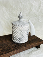 Load image into Gallery viewer, Ekskluzīvas dāvanas, Dāvanas sievietēm, dāvanas meitenēm, dzimšanas dienas dāvana, dāvanas mammai, dāvana vārda dienā, dāvanu komplekts sievietei, biznesa dāvanas. Sveces roku darbs, sojas vaska sveces, latvijā ražotas sveces, sveces dāvanai, aromātiskās sveces, eko sveces, skaistas sveces, Ilze Ērgle Vanaga, roku darbs, I.EV, piegāde visā Latvijā
