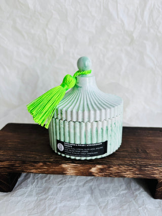 Aromātiskā sojas vaska sveces ar koka dakti zaļā ģipša traukā ar koka dakti, ziemassvētku aromāts, sveces īpašiem dzīves mirkļiem, aromātiskās sveces, dabīgās sveces, dabīgās vaska sveces, Sveces ražotas latvijā, sveces roku darbs, aromatizētas sveces, sveces dāvanai, sveces dzimšanas dienai, sveces ziemassvētkiem, Aromātiksā sojas vaska svece Mandarīns un pipari, Ilze Ērgle-Vanaga