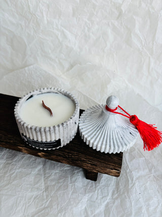 Aromātiskā sojas vaska sveces ar koka dakti ģipša traukā ar koka dakti, ziemassvētku aromāts, sveces īpašiem dzīves mirkļiem, aromātiskās sveces, dabīgās sveces, dabīgās vaska sveces, Sveces ražotas latvijā, sveces roku darbs, aromatizētas sveces, sveces dāvanai, sveces dzimšanas dienai, sveces ziemassvētkiem, Aromātiksā sojas vaska svece Mandarīns un pipari, Ilze Ērgle-Vanaga