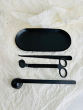 Load image into Gallery viewer, Melns sveču kopsānas piederumu komplekts, dakts sķēres, dakts nodzēsējs, melna paplāte, sveču mīļotājiem
