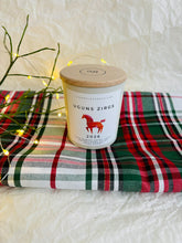 Load image into Gallery viewer, dāvanas ziemassvētkos, dāvanas ziemassvētkos kolēģiem, Ziemassvētku dāvana, sojas vaska sveces, aromātiskās sveces, dabīgās sveces, dabīgās vaska sveces, Sveces ražotas latvijā, sveces roku darbs, aromatizētas sveces, sveces dāvanai, svece ar egļu smažu, I.ĒV, ziemassvētku dāvanas, mazas ziemassvētku dāvanas, dāvanas ziemassvētkos, sirsnīgas dāvanas ziemassvētkos, praktiskas dāvanas ziemassvētkos, dāvanas kolēģiem, dāvanas klientiem, dāvana vecākiem ziemassvētkos, dāvana draudzenei ziemassvētkos
