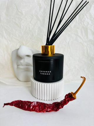 Mājas aromāts ar kociņiem Havanas tabaka, vīrišķīgs aromāts, mājas smaržas ar melniem kociņiem, melnā matētā pudelē ar zelta korķi, Ilze Ērgle Vanaga, I.ĒV