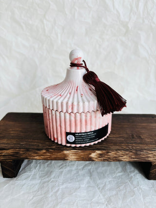 Aromātiskā sojas vaska sveces ar koka dakti ģipša traukā ar koka dakti, ziemassvētku aromāts, sveces īpašiem dzīves mirkļiem, aromātiskās sveces, dabīgās sveces, dabīgās vaska sveces, Sveces ražotas latvijā, sveces roku darbs, aromatizētas sveces, sveces dāvanai, sveces dzimšanas dienai, sveces ziemassvētkiem, Aromātiksā sojas vaska svece Mandarīns un pipari, Ilze Ērgle-Vanaga