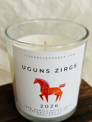 uguns zirgs 2026 gada simbols, dāvanas ziemassvētkos, dāvanas ziemassvētkos kolēģiem, Ziemassvētku dāvana, sojas vaska sveces, dabīgās sveces, dabīgās vaska sveces, Sveces ražotas latvijā, sveces roku darbs, aromatizētas sveces, sveces dāvanai, svece ar egļu smažu, I.ĒV, ziemassvētku dāvanas, mazas ziemassvētku dāvanas, dāvanas ziemassvētkos, sirsnīgas dāvanas ziemassvētkos, praktiskas dāvanas ziemassvētkos, dāvanas kolēģiem, dāvanas klientiem, dāvana vecākiem ziemassvētkos, dāvana draudzenei ziemassvētkos