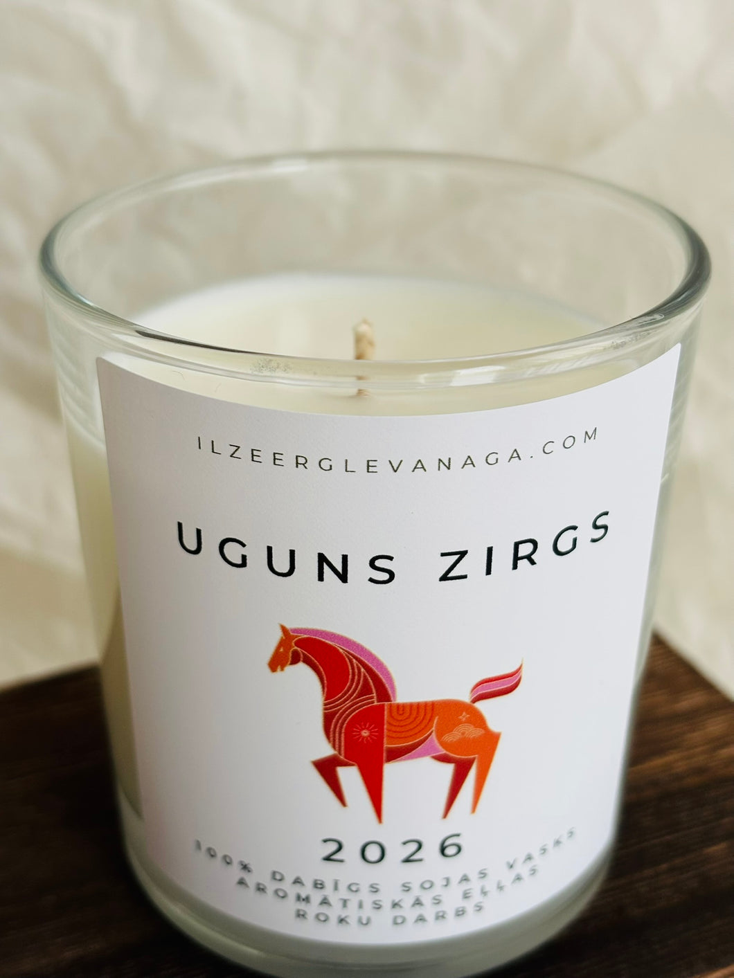 uguns zirgs 2026 gada simbols, dāvanas ziemassvētkos, dāvanas ziemassvētkos kolēģiem, Ziemassvētku dāvana, sojas vaska sveces, dabīgās sveces, dabīgās vaska sveces, Sveces ražotas latvijā, sveces roku darbs, aromatizētas sveces, sveces dāvanai, svece ar egļu smažu, I.ĒV, ziemassvētku dāvanas, mazas ziemassvētku dāvanas, dāvanas ziemassvētkos, sirsnīgas dāvanas ziemassvētkos, praktiskas dāvanas ziemassvētkos, dāvanas kolēģiem, dāvanas klientiem, dāvana vecākiem ziemassvētkos, dāvana draudzenei ziemassvētkos