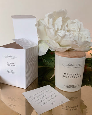 Roku darbs svece ar  magnolijas aromātu